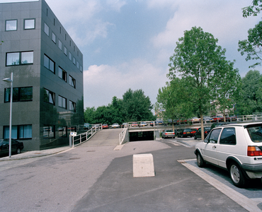 823864 Gezicht op een gedeelte van de parkeerterreinen voor de kantoorgebouwen aan de Daltonlaan te Utrecht.